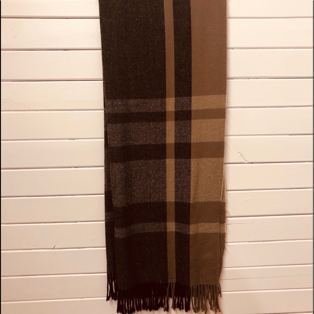 NWOT classic long scarf with a  fringes